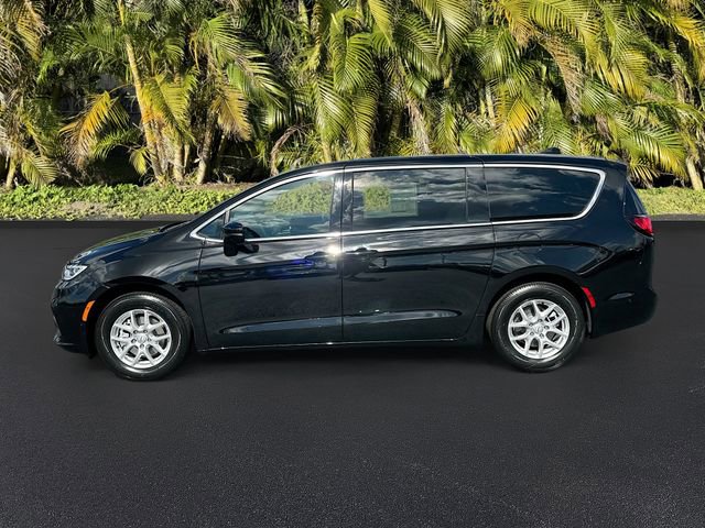New 2025 Chrysler Pacifica Select image 2