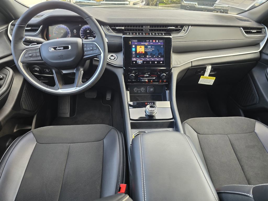 Used 2025 Jeep Grand Cherokee Altitude image 12