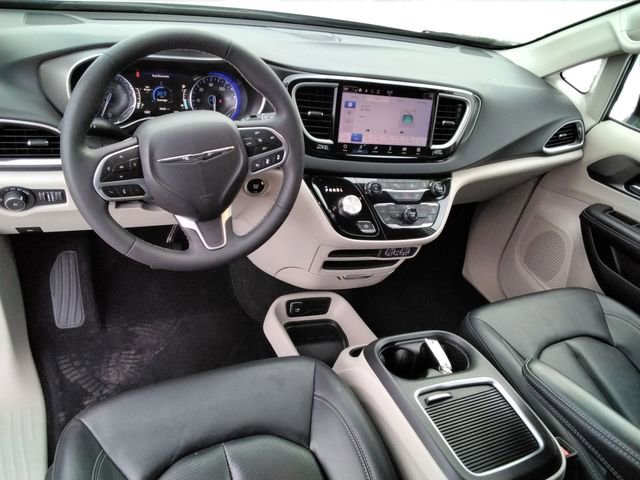 Used 2024 Chrysler Pacifica Touring-L image 30