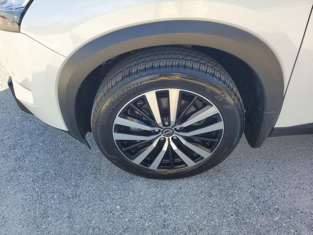 Used 2025 Nissan Pathfinder Platinum image 18