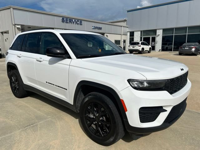 Used 2025 Jeep Grand Cherokee Altitude RWD image 2