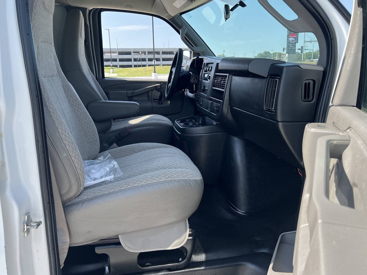 Used 2015 Chevrolet Express 2500 RWD image 10
