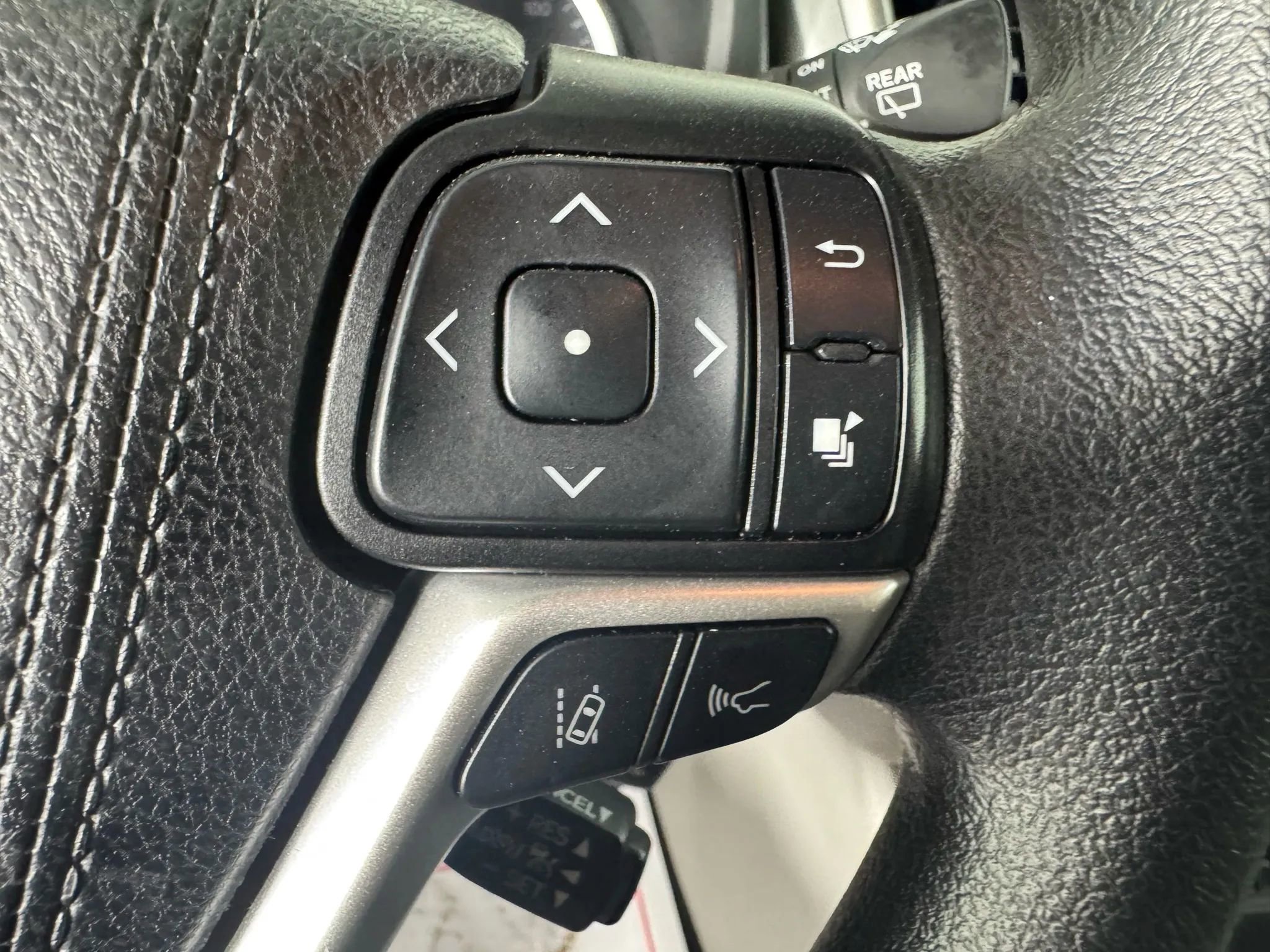 Used 2019 Toyota Highlander LE AWD/4WD image 17