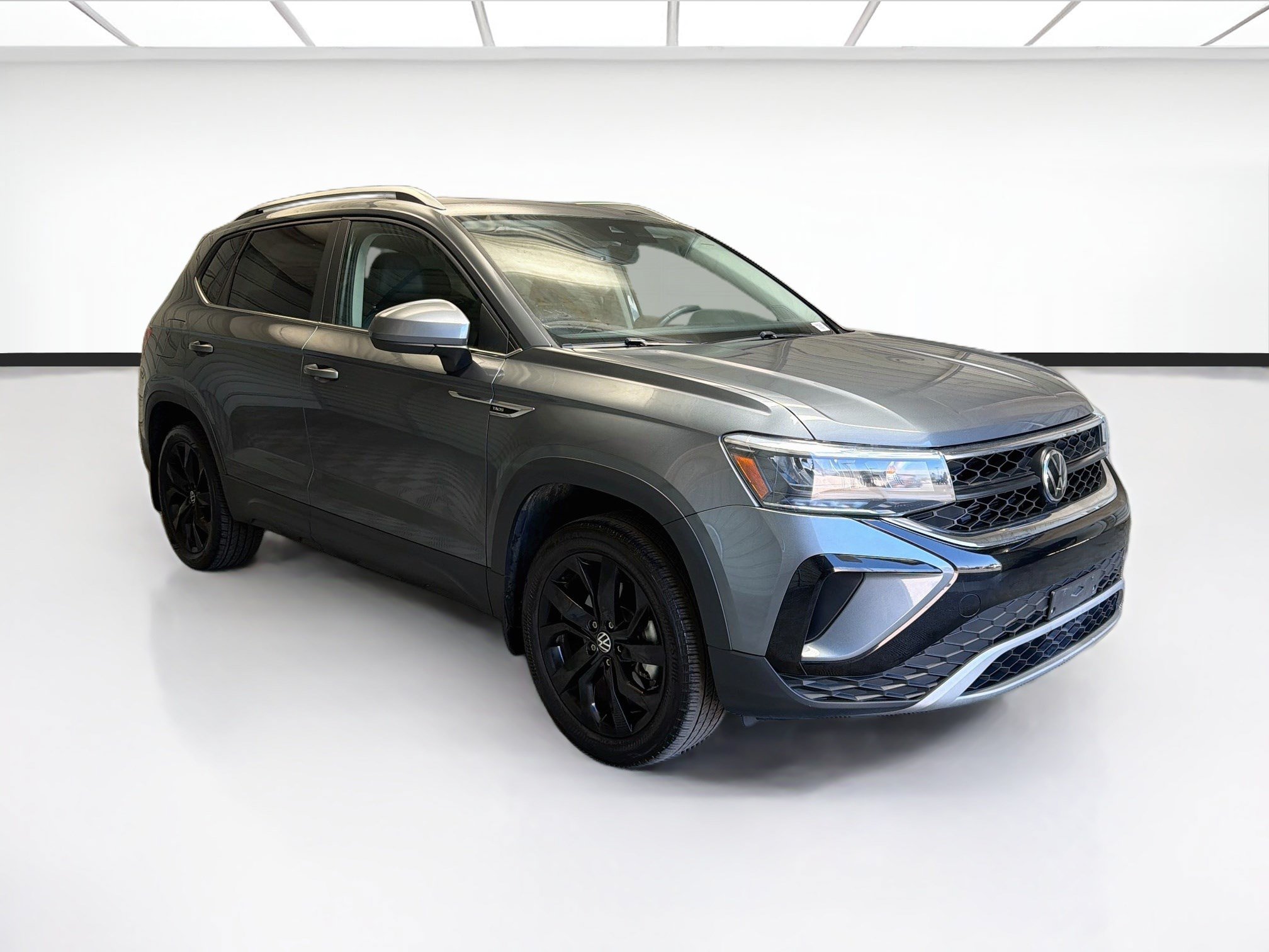 Used 2023 Volkswagen Taos SE w/ Panoramic Sunroof Package FWD image 3