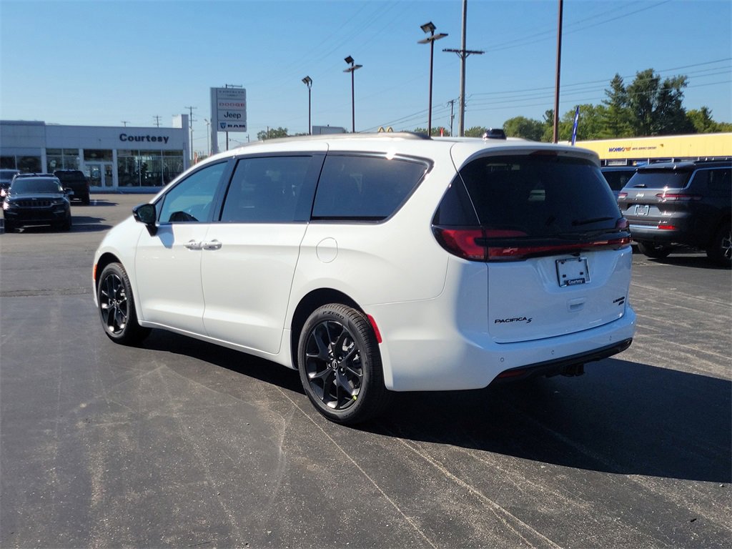 New 2026 Chrysler Pacifica Limited image 3