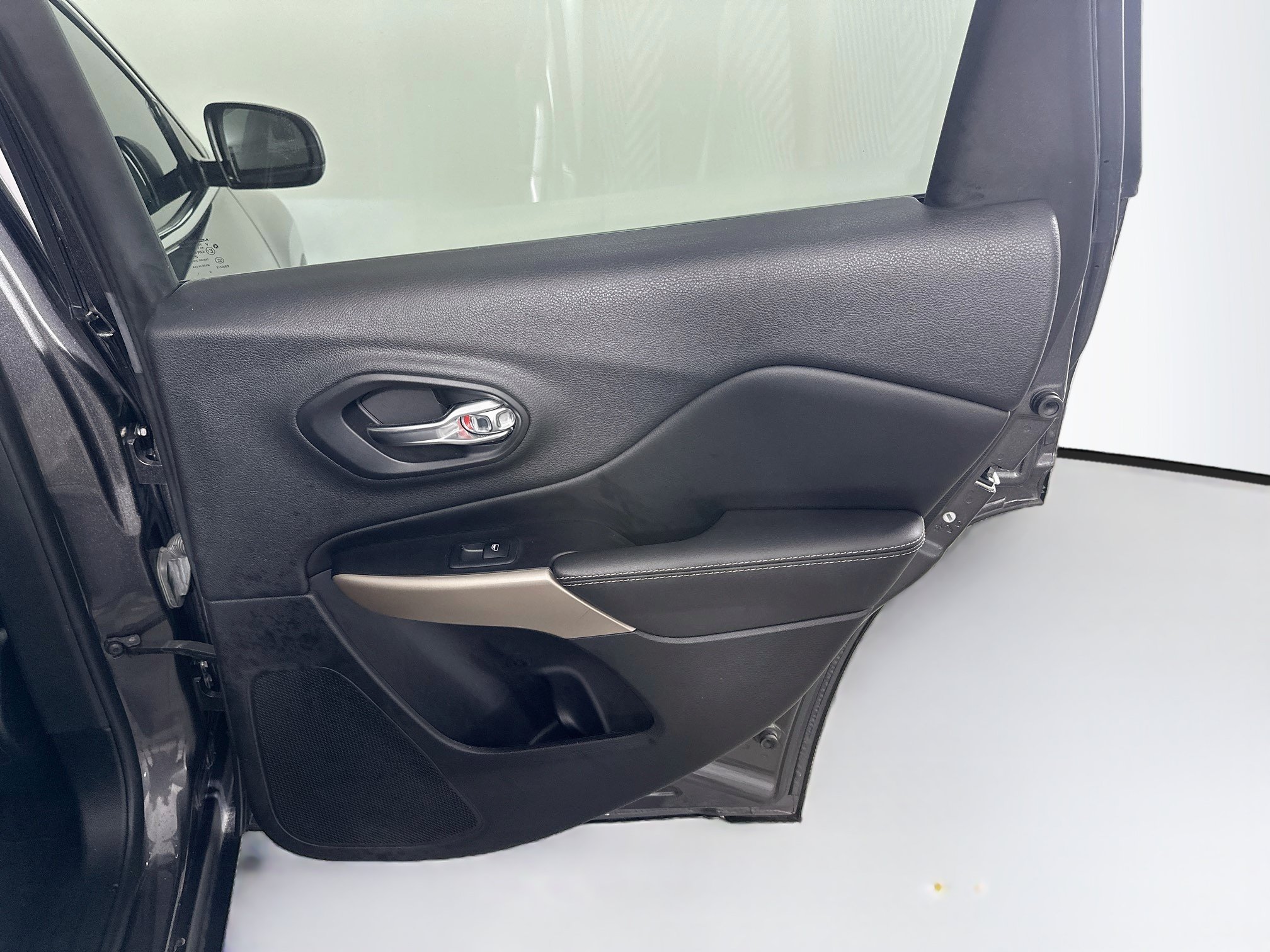 Used 2018 Jeep Cherokee Limited w/ Luxury Group FWD image 31