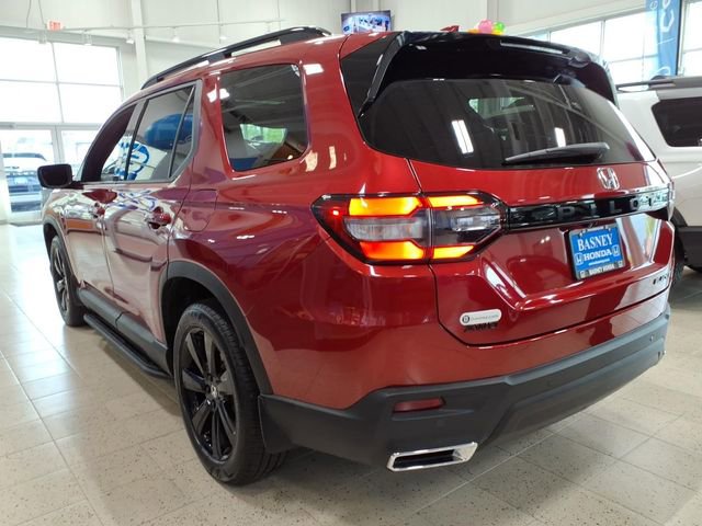 Certified 2025 Honda Pilot Black Edition image 9
