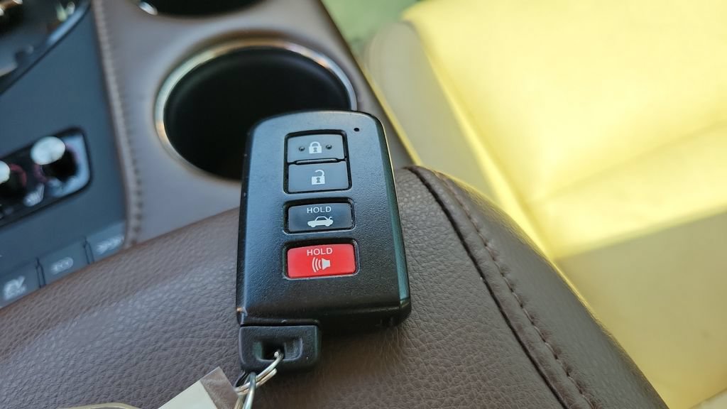 Used 2017 Toyota Avalon XLE Plus w/ Carpet Mat Package FWD image 23