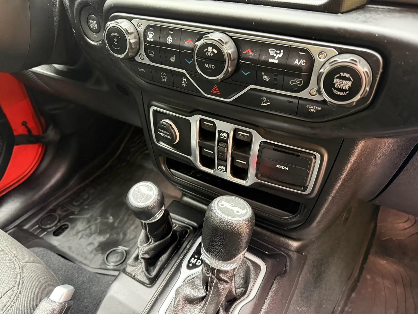 Used 2018 Jeep Wrangler Unlimited Sahara AWD/4WD image 16