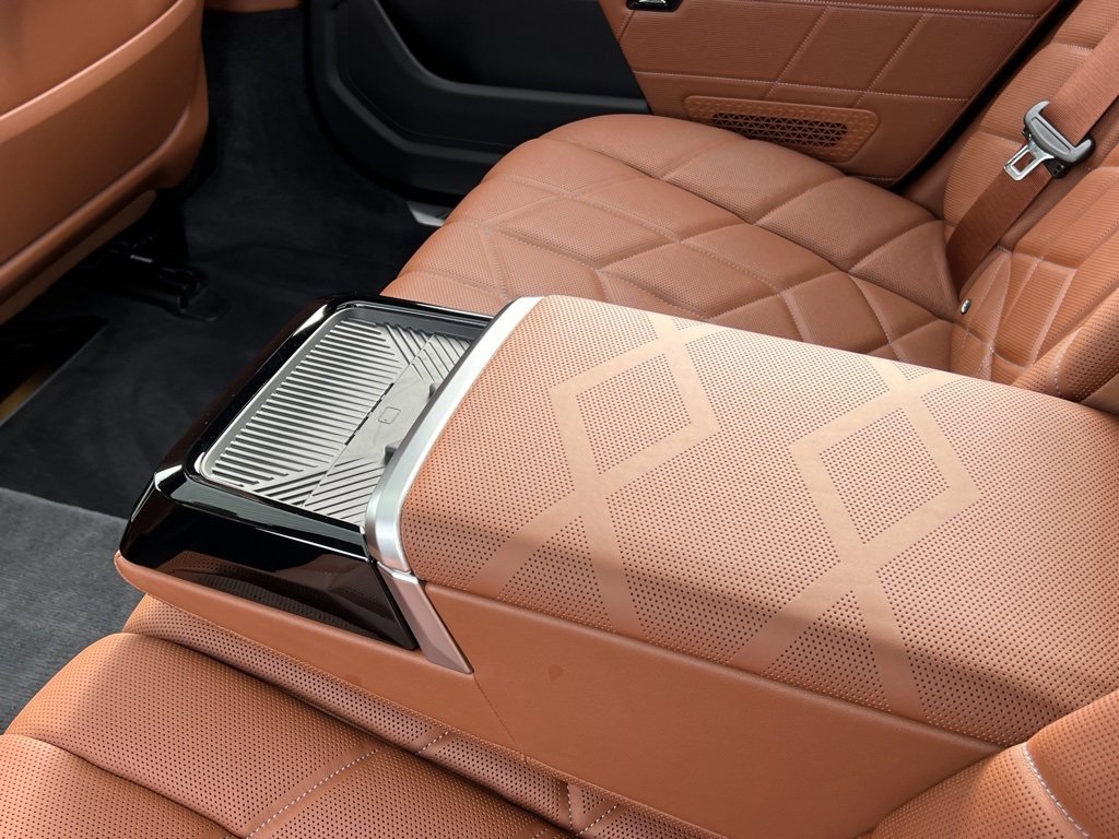 Used 2024 BMW i7 xDrive60 w/ Executive Package image 20