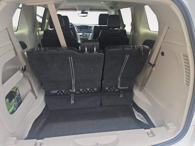 Used 2023 Chrysler Pacifica Touring-L FWD image 34