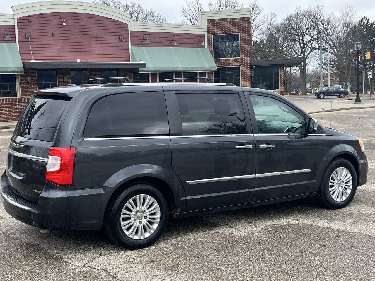 Used 2012 Chrysler Town & Country Limited w/ Luxury Group FWD image 5