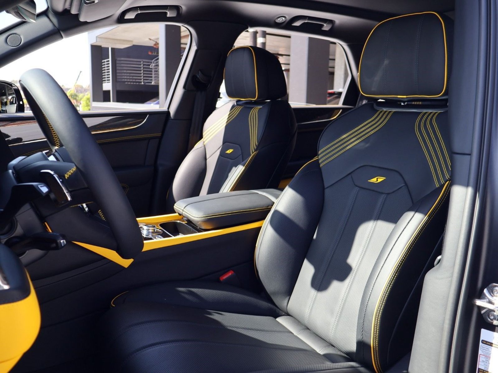 Certified 2025 Bentley Bentayga AWD/4WD image 2