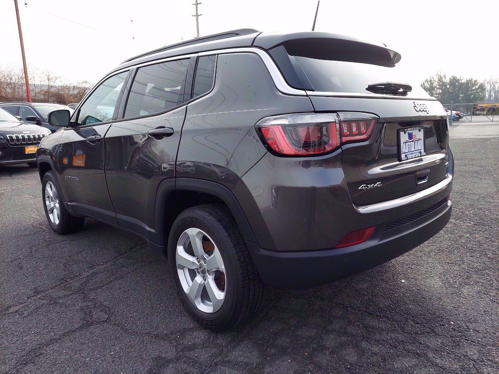 Used 2018 Jeep Compass Latitude w/ Safe & Security Group AWD/4WD image 4