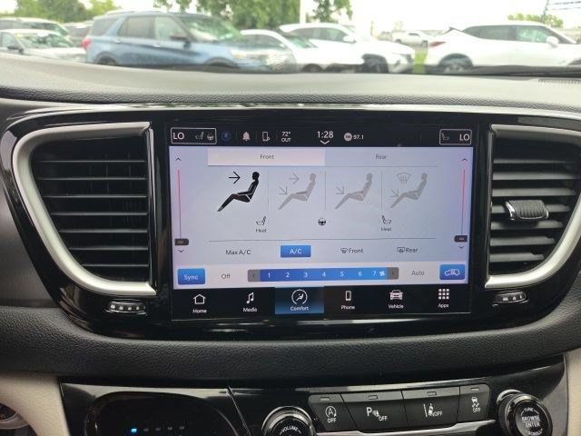 Used 2023 Chrysler Pacifica Touring-L FWD image 23