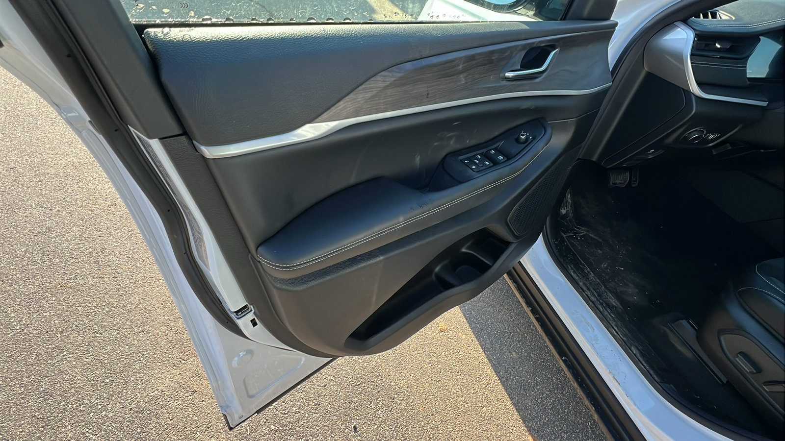 New 2026 Jeep Grand Cherokee Altitude image 14