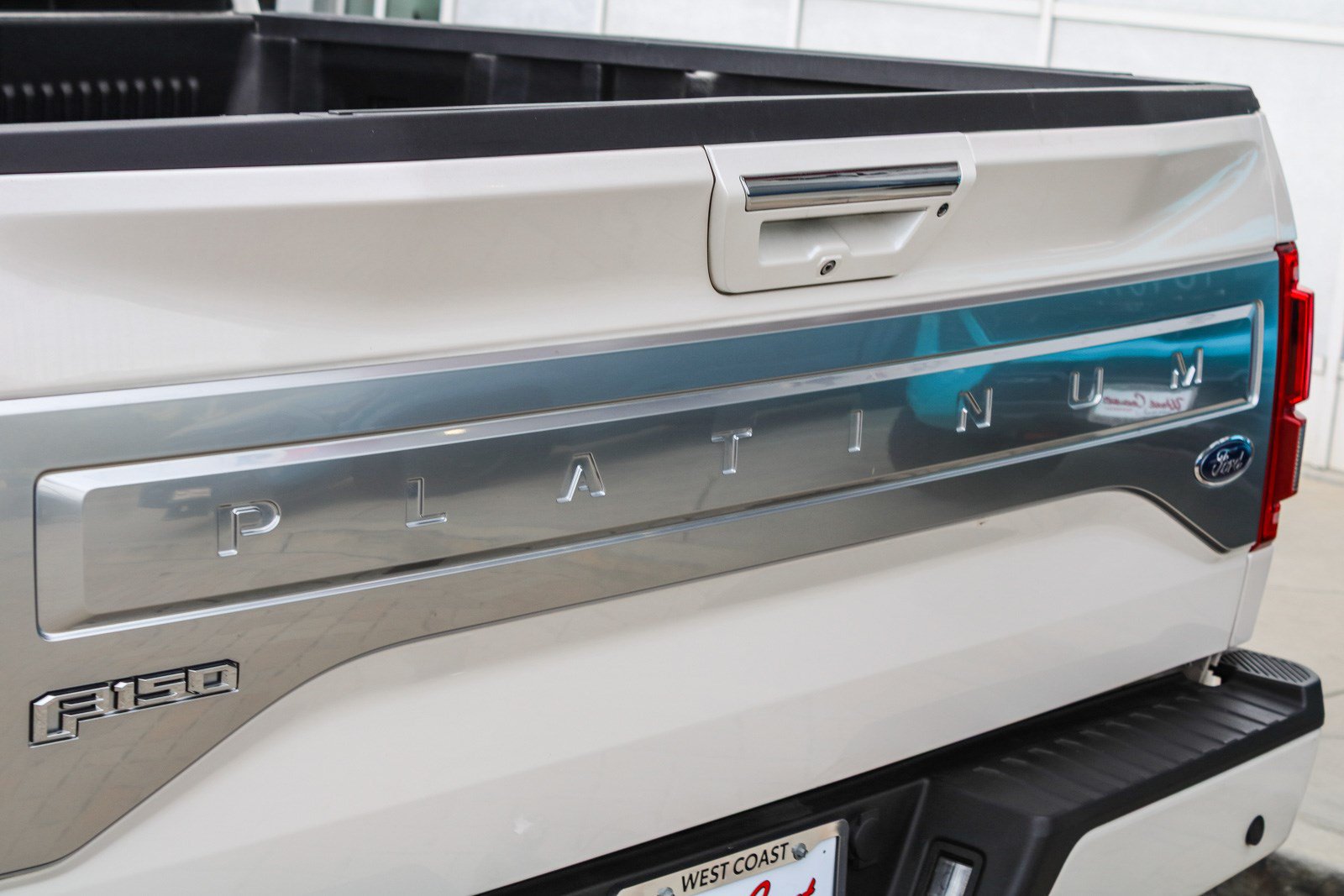 Used 2015 Ford F150 Platinum w/ Equipment Group 701A Luxury AWD/4WD image 11
