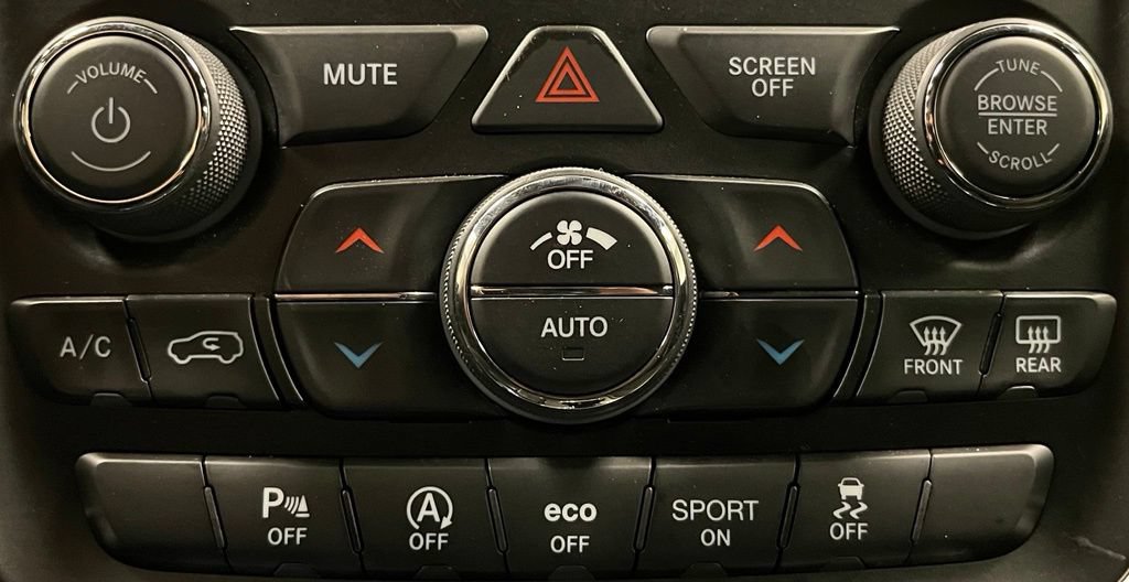 Used 2020 Jeep Grand Cherokee Laredo AWD/4WD image 38