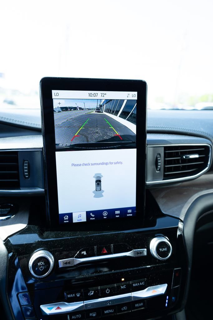 Used 2023 Ford Explorer Platinum w/ Technology Package AWD/4WD image 12