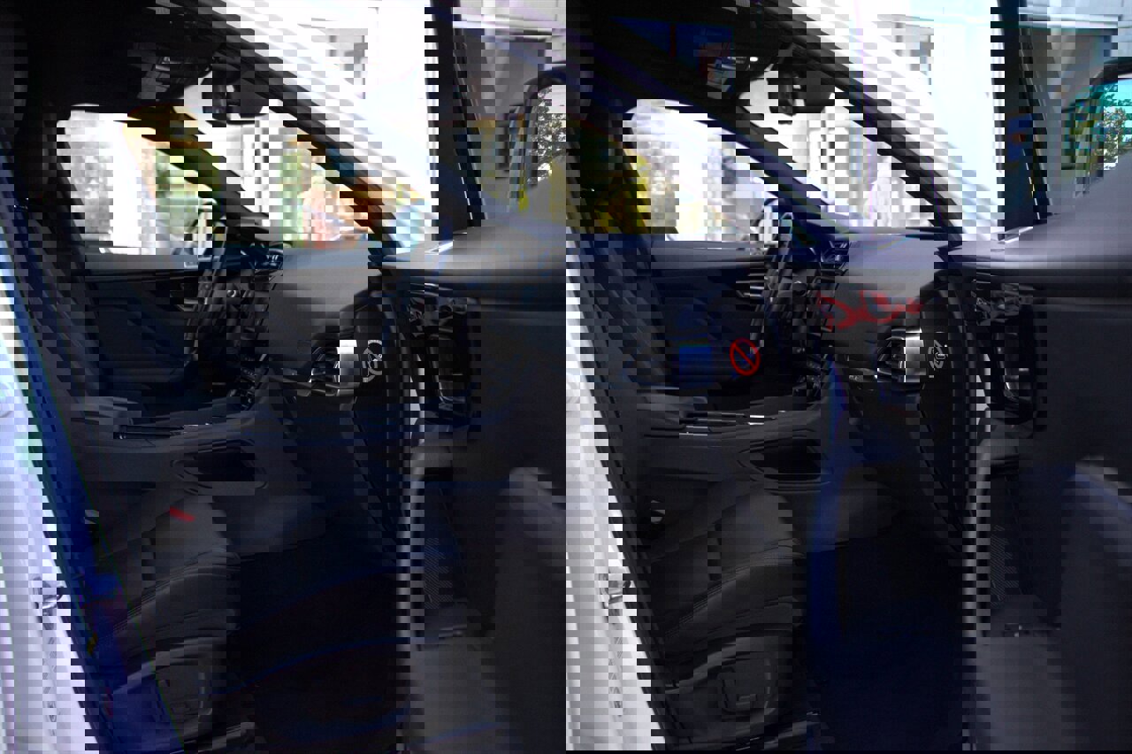 Used 2018 Jaguar F-PACE Premium image 18