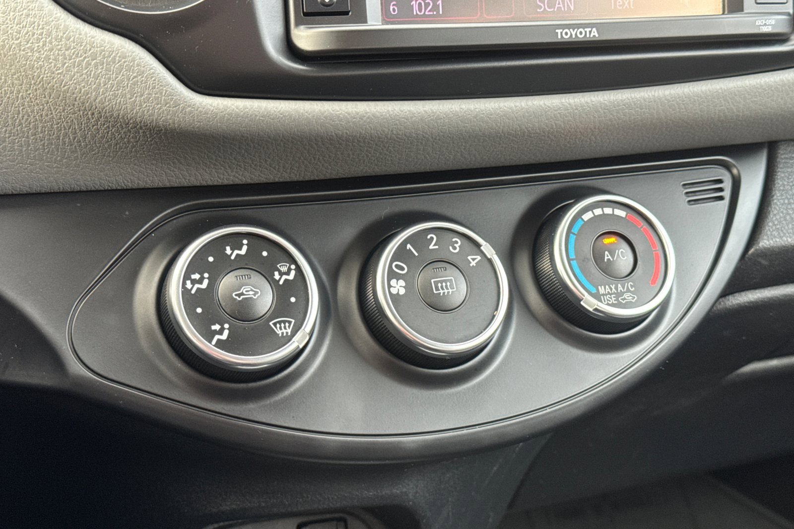 Used 2016 Toyota Yaris L image 22