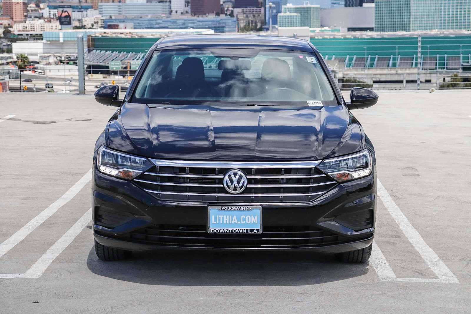 Used 2019 Volkswagen Jetta SE w/ Cold Weather Package FWD image 2