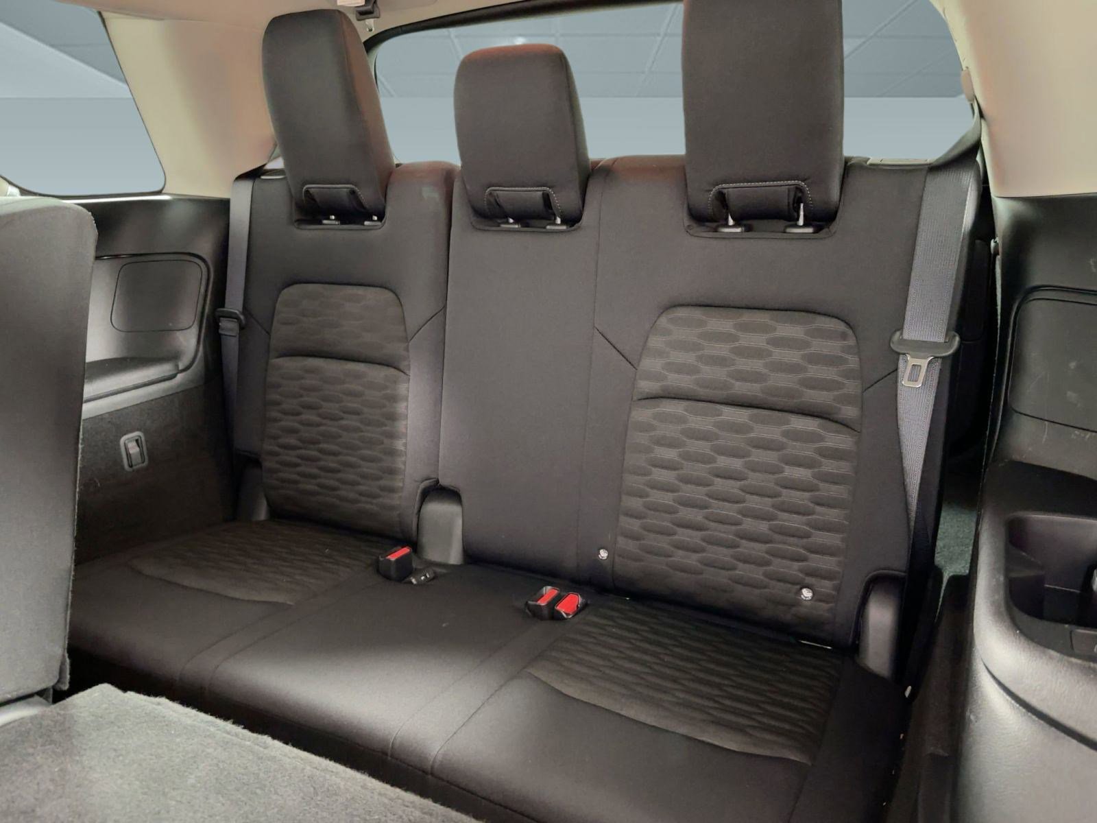 Used 2025 Nissan Pathfinder SV image 34