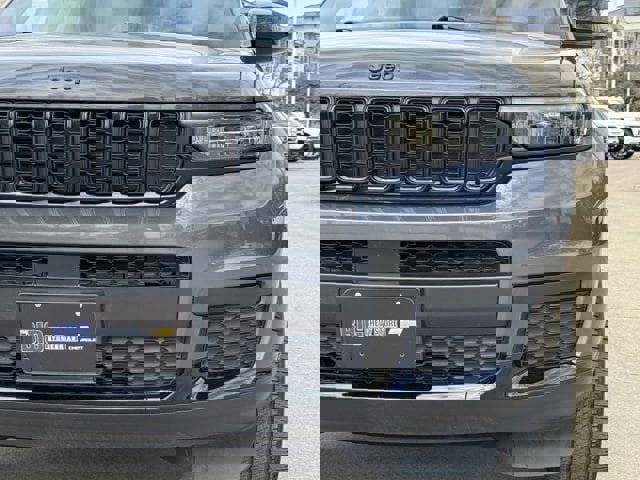 Used 2024 Jeep Grand Cherokee L Altitude image 11