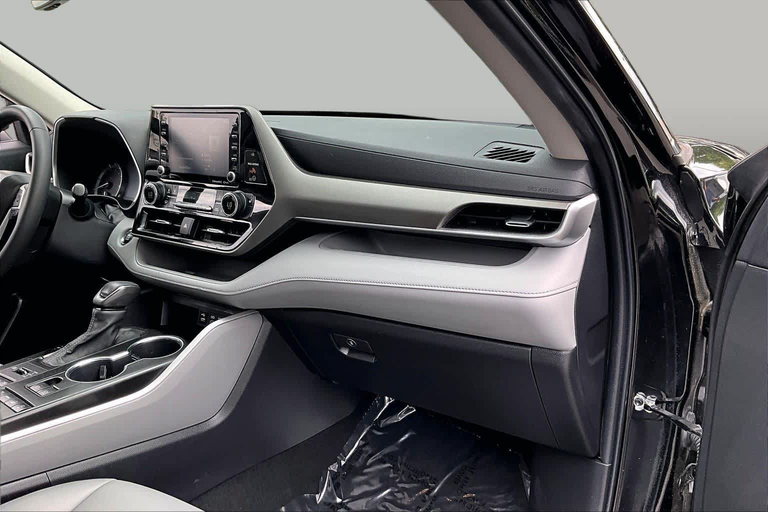 Used 2022 Toyota Highlander XLE AWD/4WD image 18