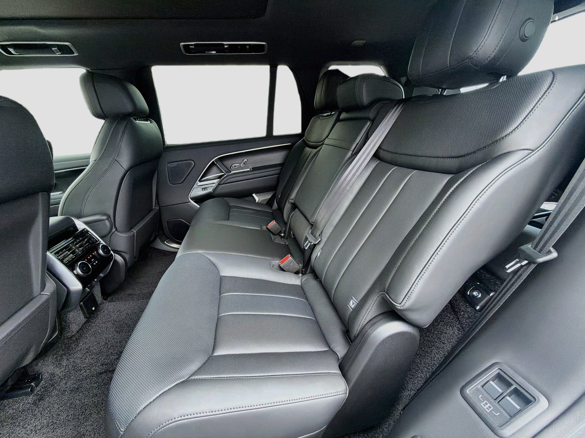 New 2026 Land Rover Range Rover Long Wheelbase SE AWD/4WD image 23