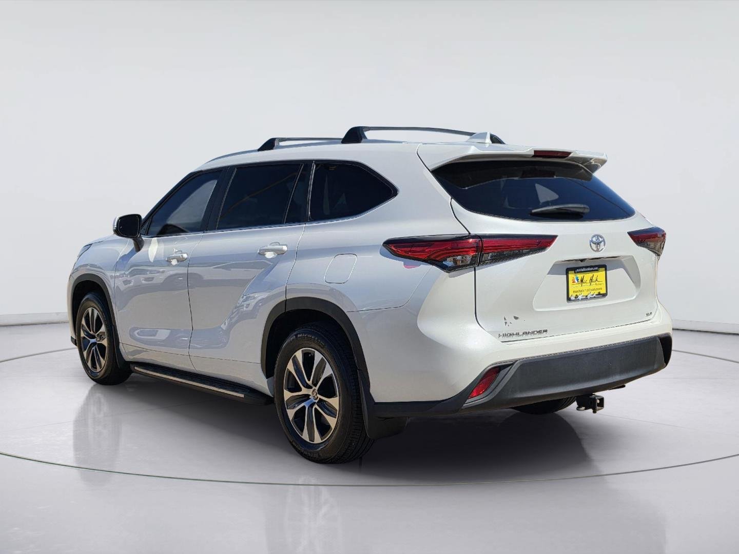 Used 2023 Toyota Highlander XLE FWD image 3
