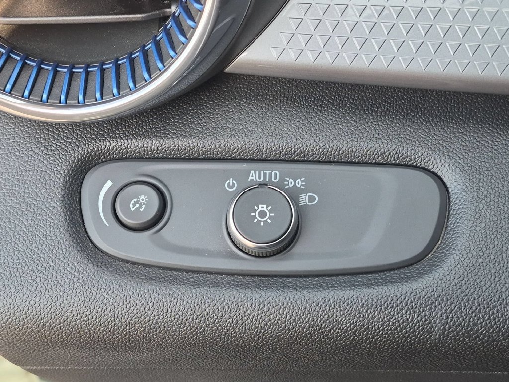 Certified 2025 Chevrolet Trax LT FWD image 16