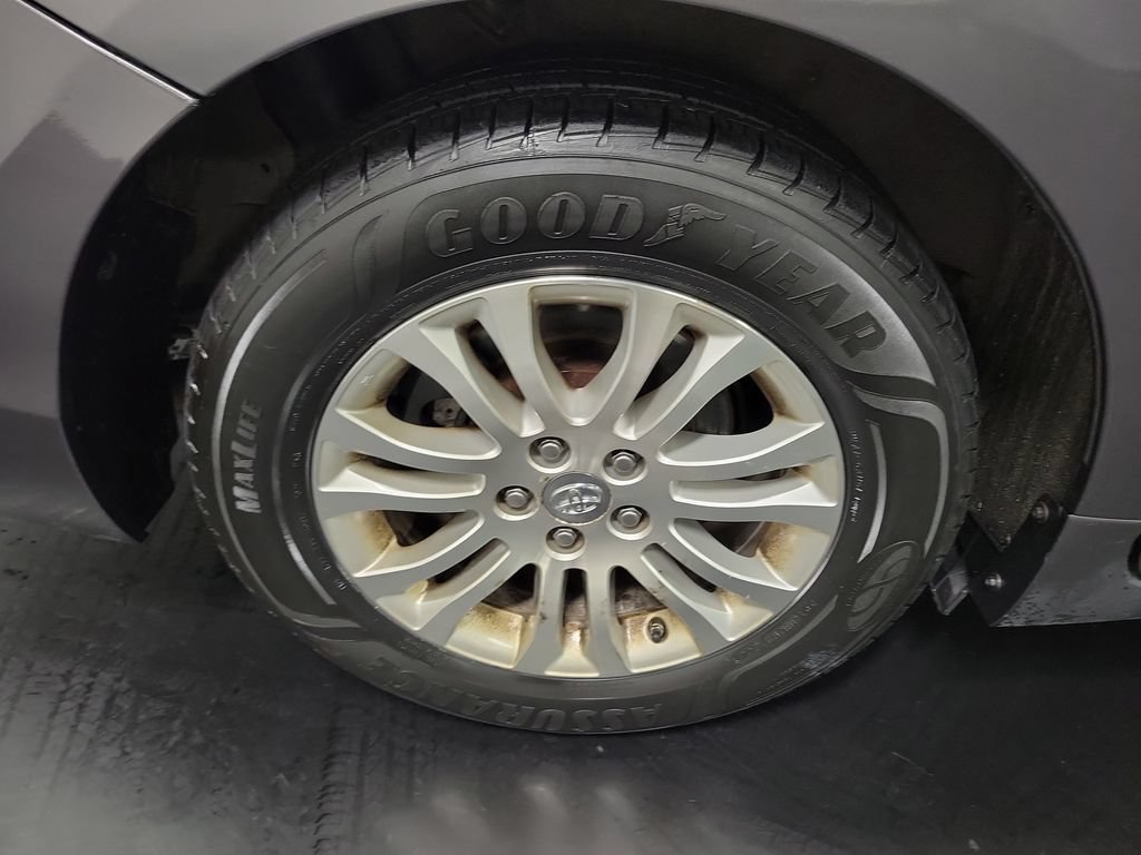 Used 2017 Toyota Sienna XLE Premium FWD image 11