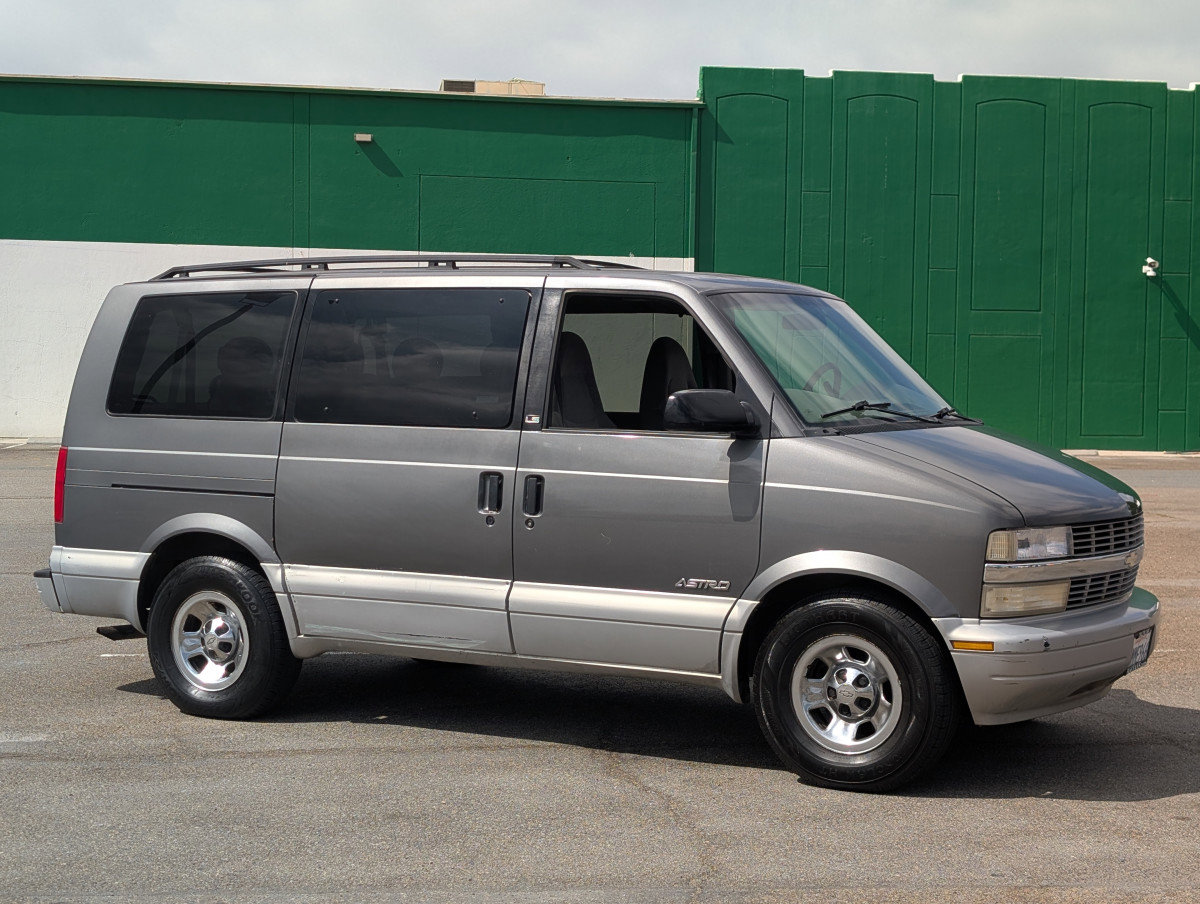 Used 2000 Chevrolet Astro Extended Passenger Mini Van image 1