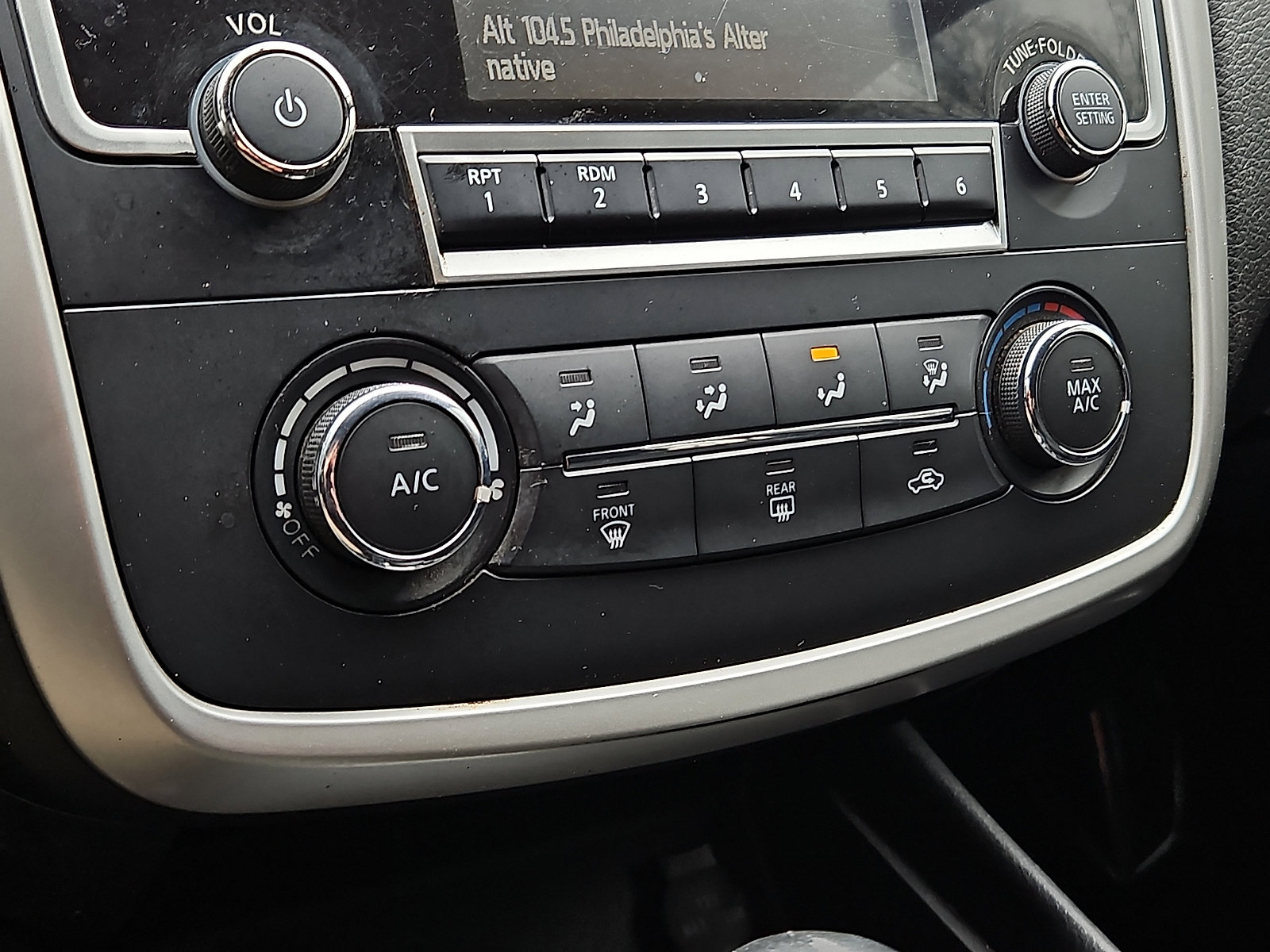 Used 2016 Nissan Altima 2.5 SR w/ LED Appearance Package image 14