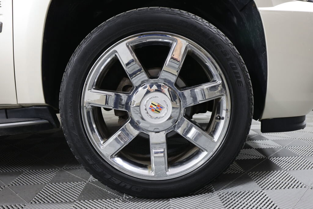 Used 2010 Cadillac Escalade Luxury AWD/4WD image 6