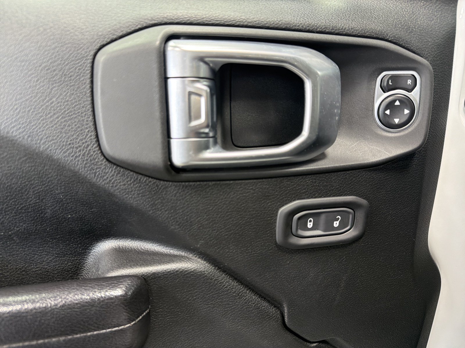Used 2020 Jeep Gladiator Rubicon w/ Safety Group AWD/4WD image 19
