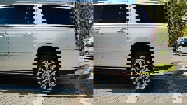 Used 2019 Cadillac Escalade ESV Premium Luxury image 14