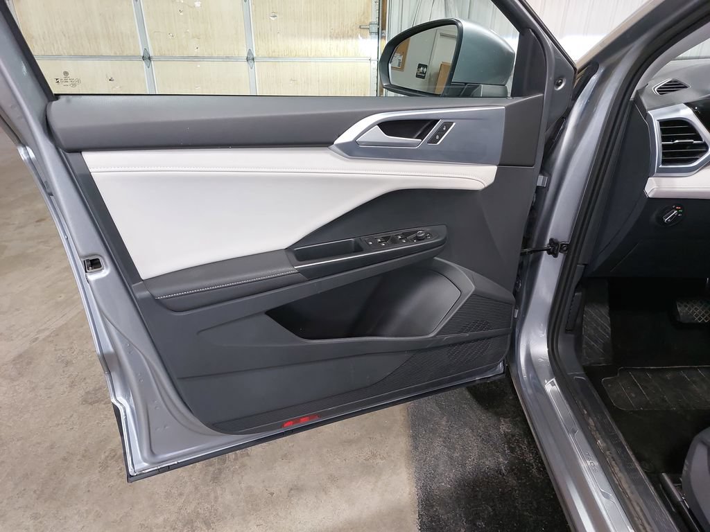 Used 2025 Volkswagen Taos SE AWD/4WD image 27