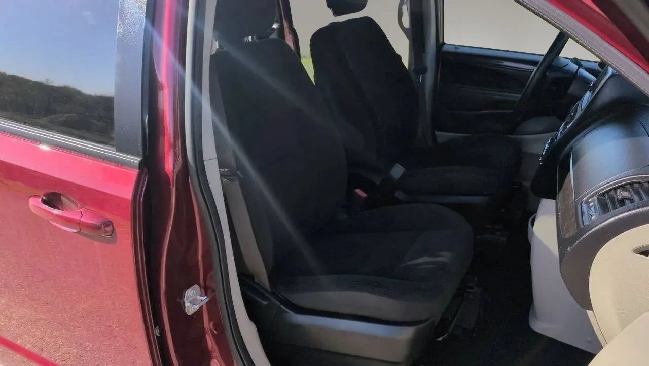 Used 2018 Dodge Grand Caravan SE FWD image 23