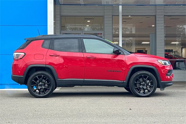 Used 2024 Jeep Compass Latitude w/ Convenience Group image 4