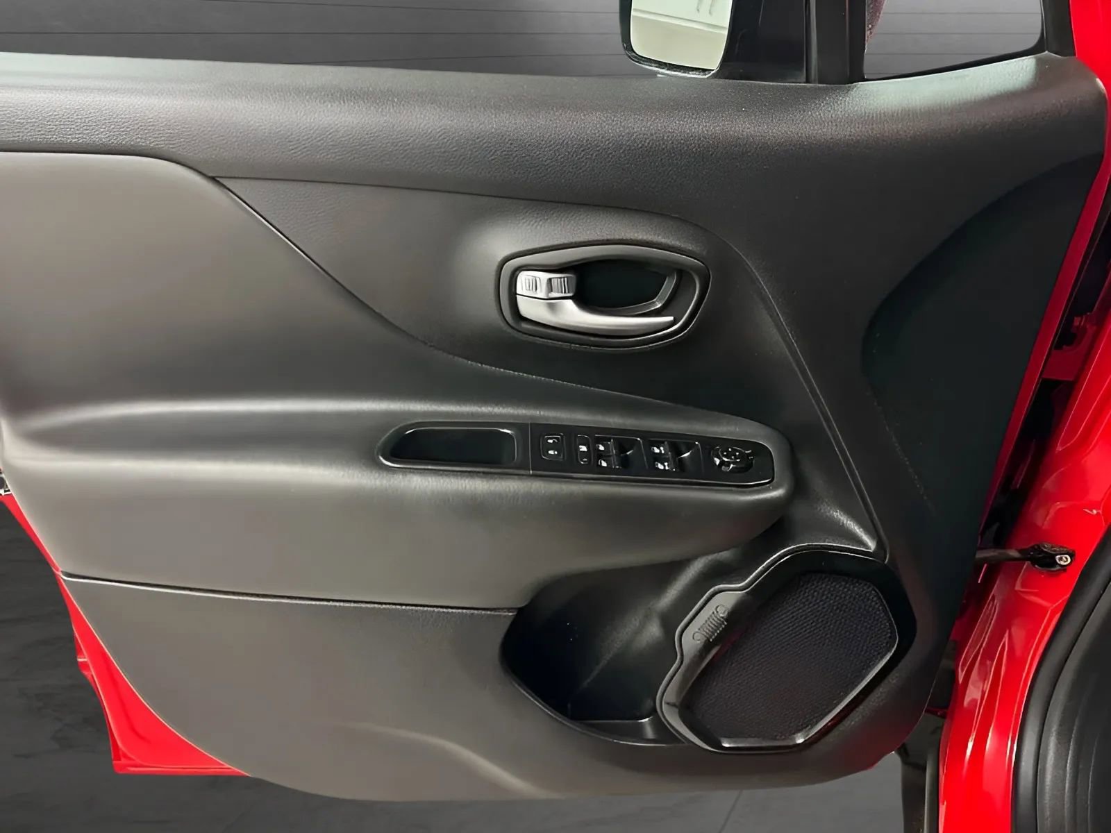 Used 2018 Jeep Renegade Altitude FWD image 9