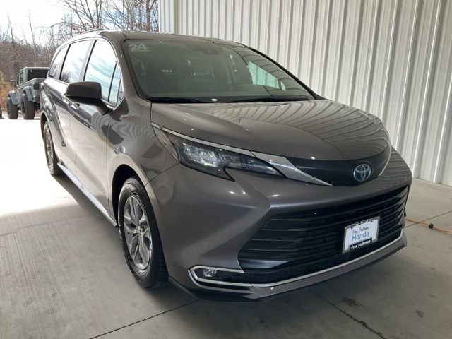 Used 2024 Toyota Sienna XLE image 27