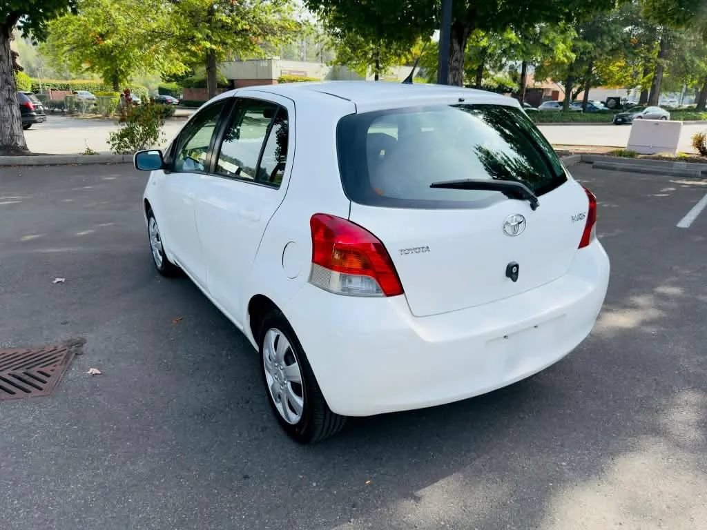Used 2010 Toyota Yaris 4-Door Hatchback FWD image 3
