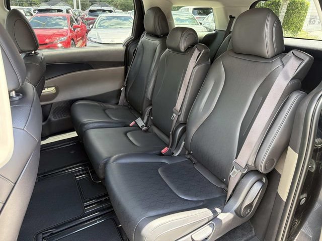 Used 2025 Kia Carnival FWD image 13