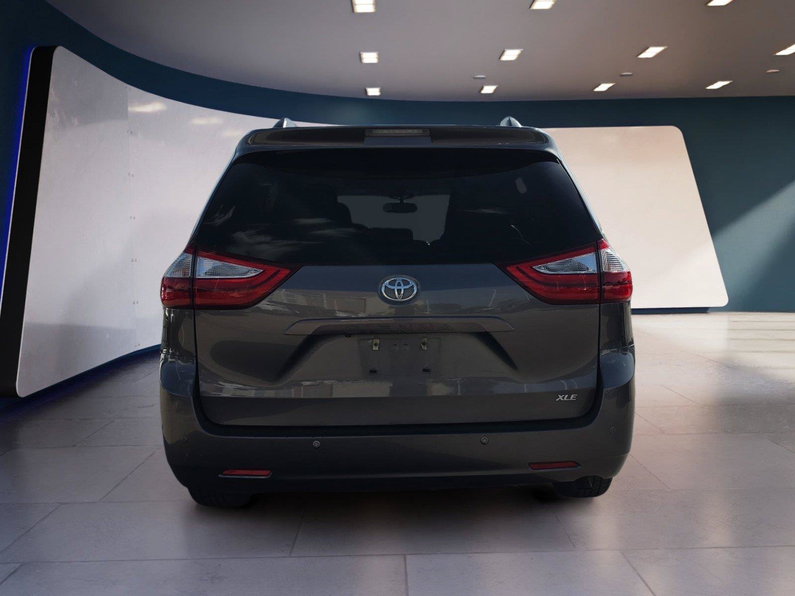 Used 2017 Toyota Sienna XLE Premium FWD image 4