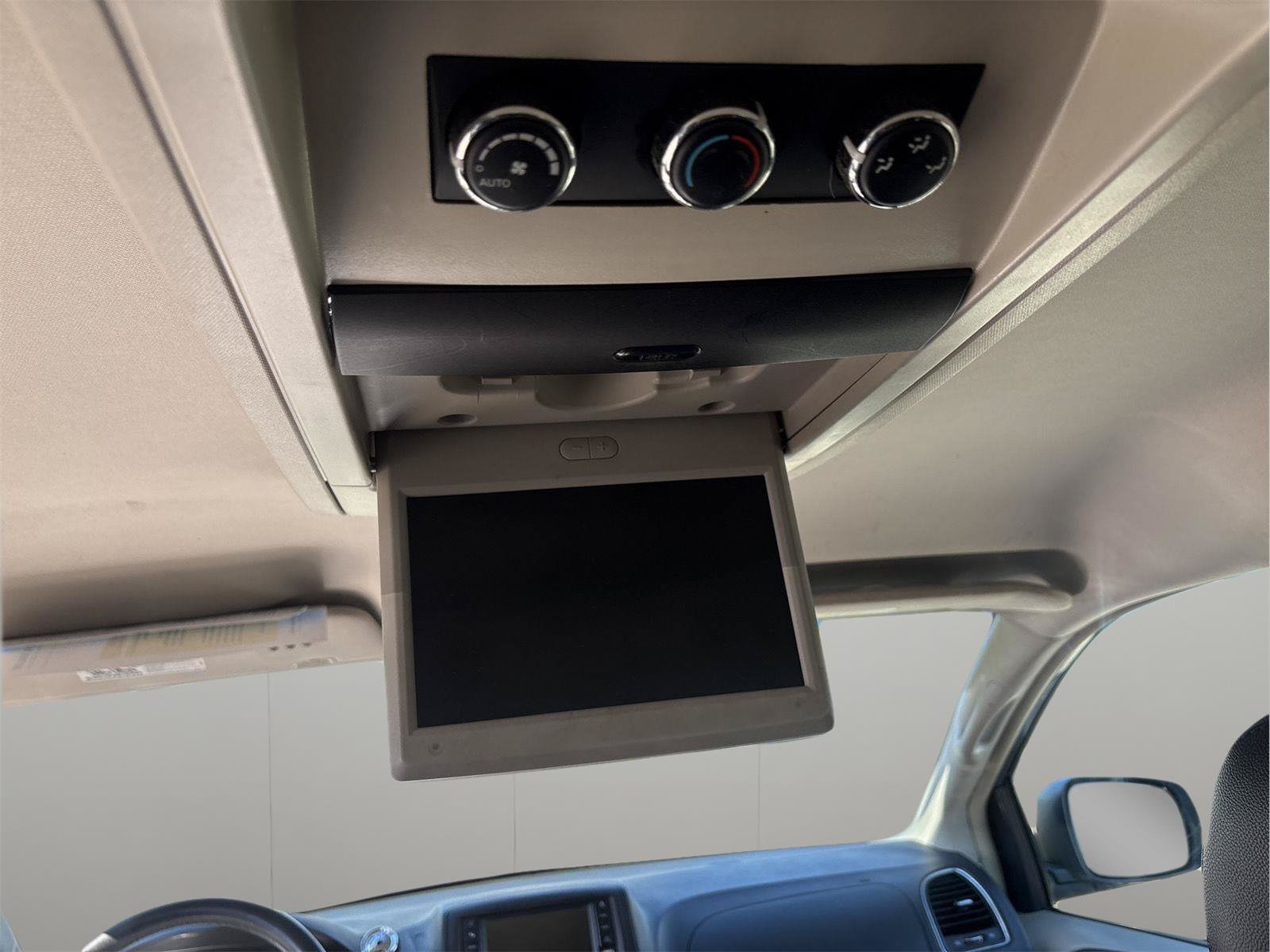 Used 2015 Chrysler Town & Country Touring FWD image 26