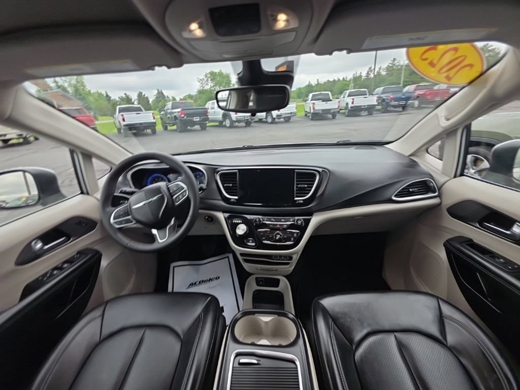 Used 2023 Chrysler Pacifica Touring-L FWD image 19