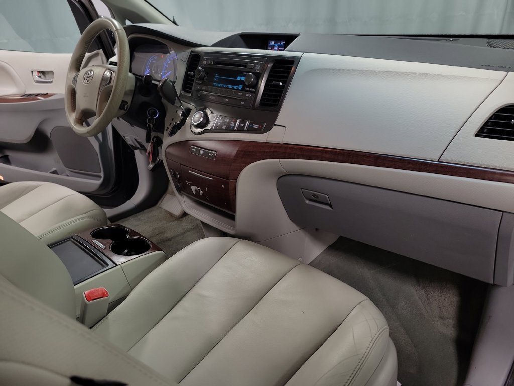 Used 2013 Toyota Sienna XLE FWD image 34