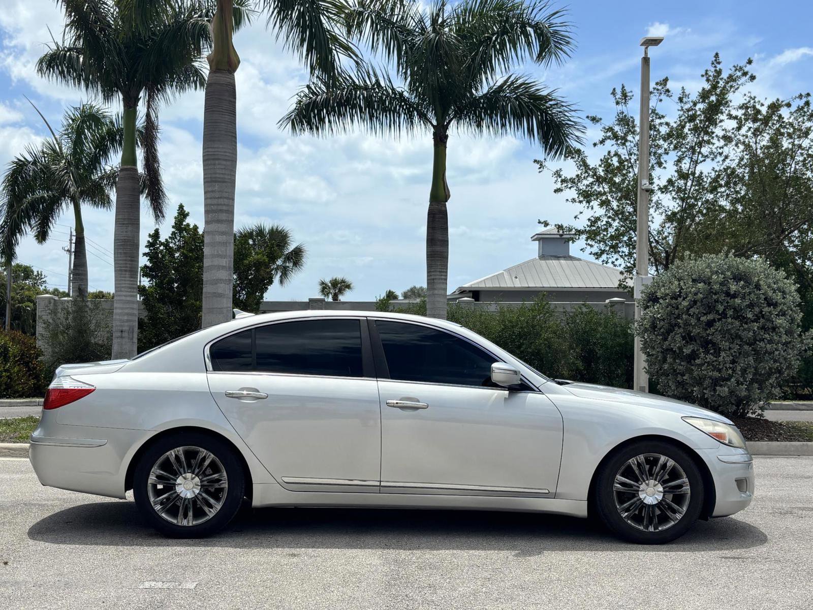 Used 2009 Hyundai Genesis 4.6 w/ Technology Pkg 5 RWD image 5